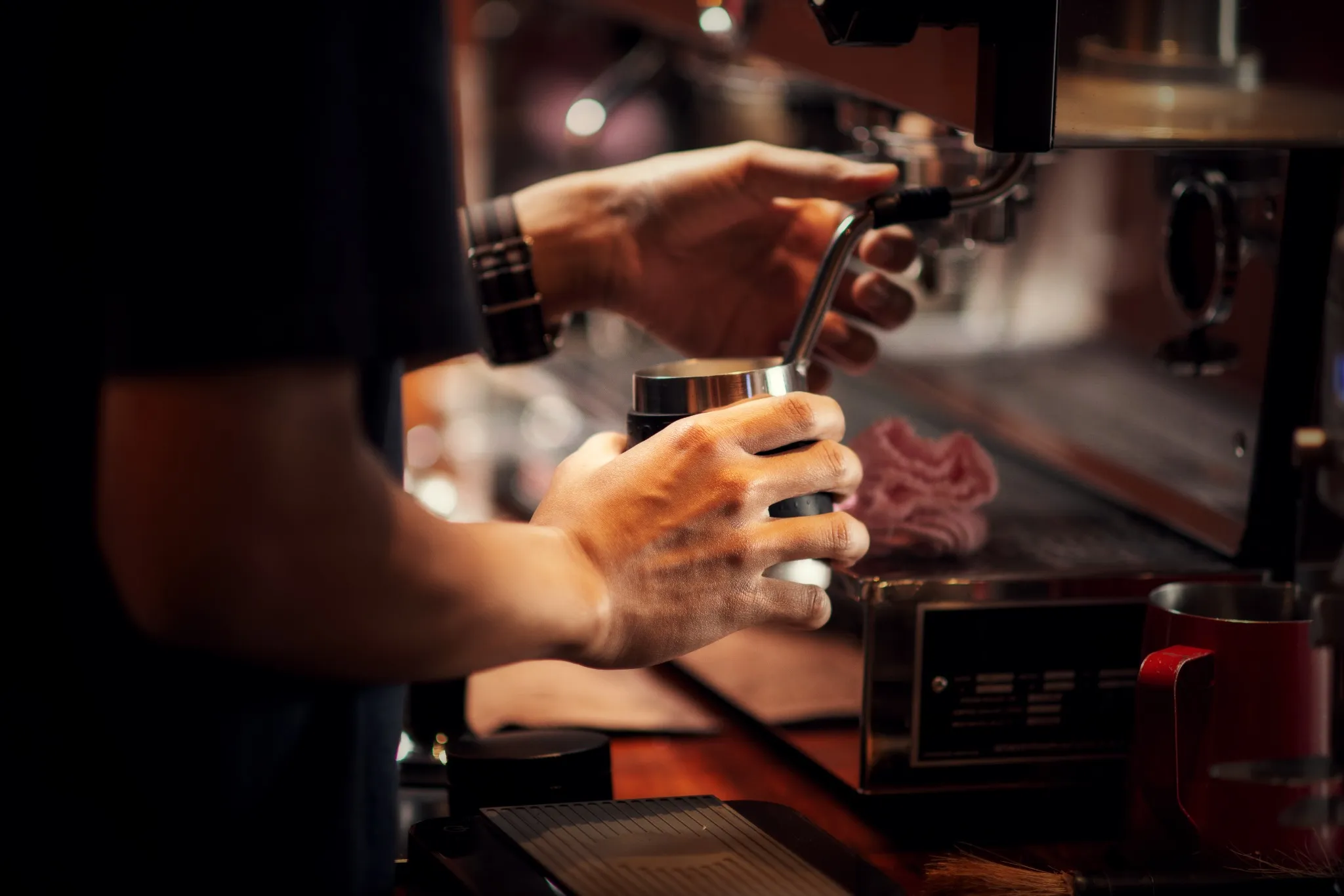 Barista che prepara un cappuccino con macchina da caffè
