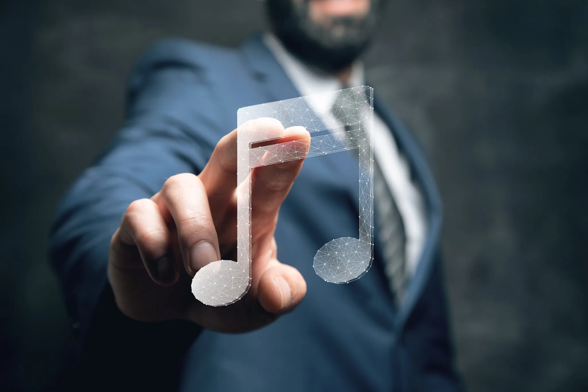 Imprenditore in giacca tocca un’icona musicale digitale trasparente