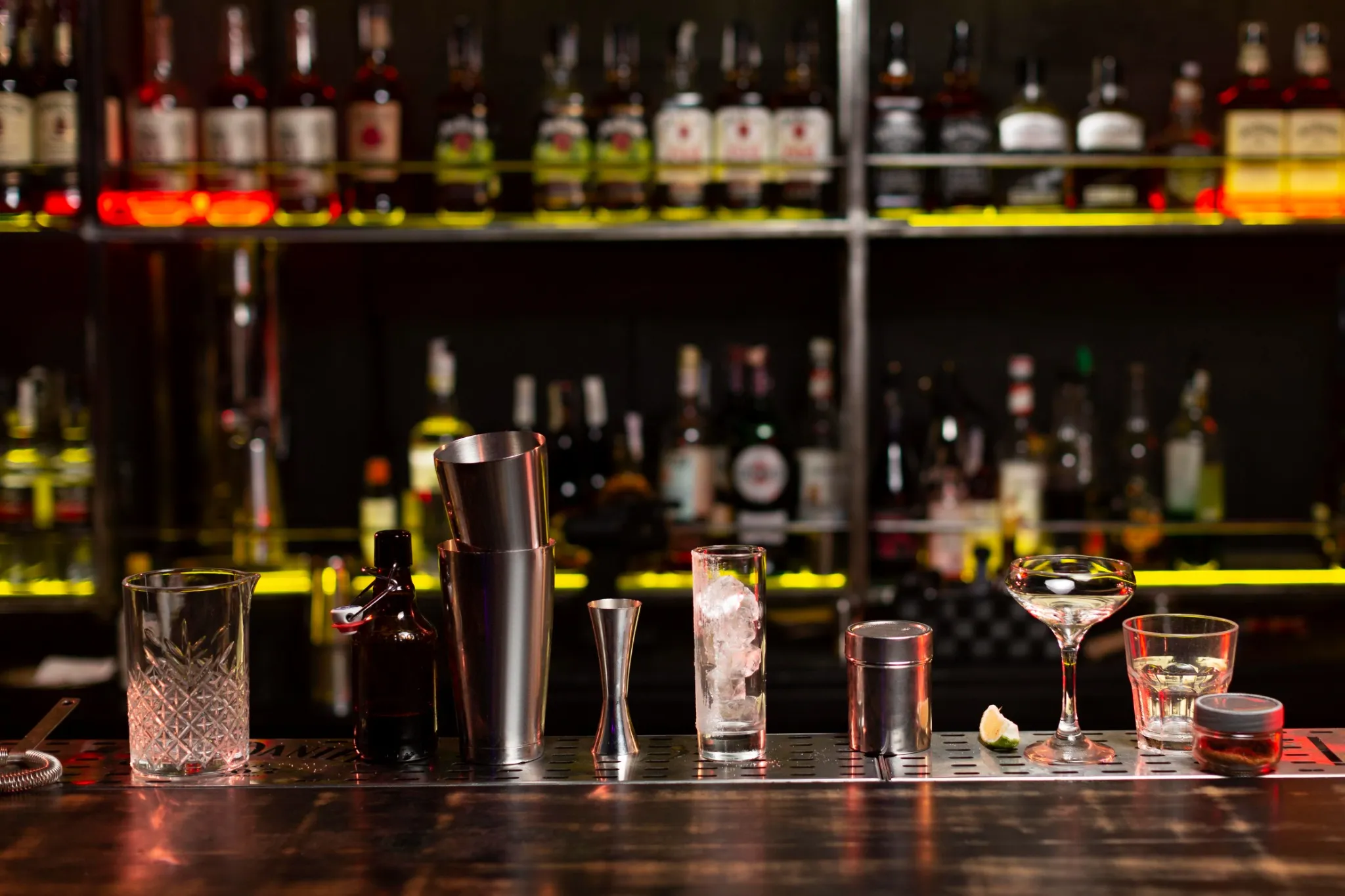 Strumenti da cocktail disposti su un bancone