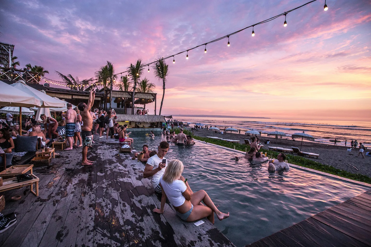 persone che si divertono con musica in spiaggia